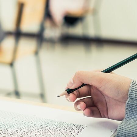 Αριθμός εισακτέων σε ΑΕΙ και Ελάχιστης Βάσης Εισαγωγής