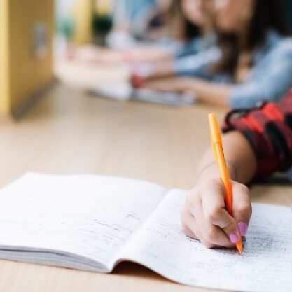 anonymous-student-taking-notes-1 Νέοι συντελεστές βαρύτητας: οι αδικίες μεγαλώνουν