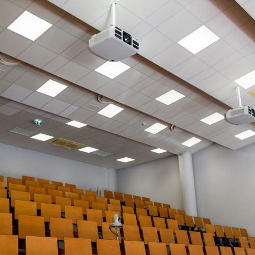 Empty university classroom Μετεγγραφές φοιτητών 2021: Οδηγός με όλες τις λεπτομέρειες