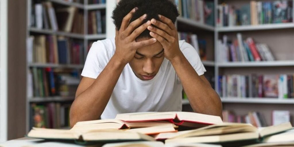 Πανελλαδικές: Η πτώση στις βάσεις, κενές θέσεις, πού υπάρχει πρόβλημα