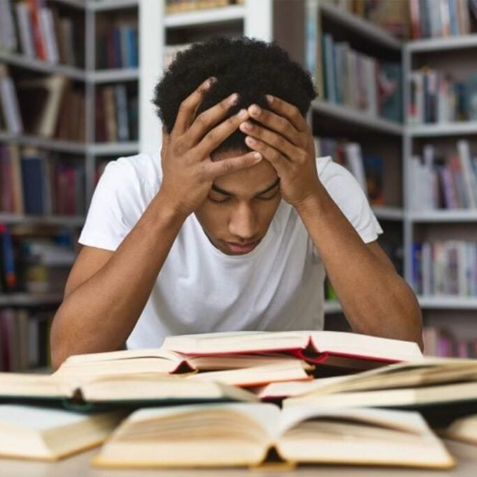 Πανελλαδικές: Η πτώση στις βάσεις, κενές θέσεις, πού υπάρχει πρόβλημα