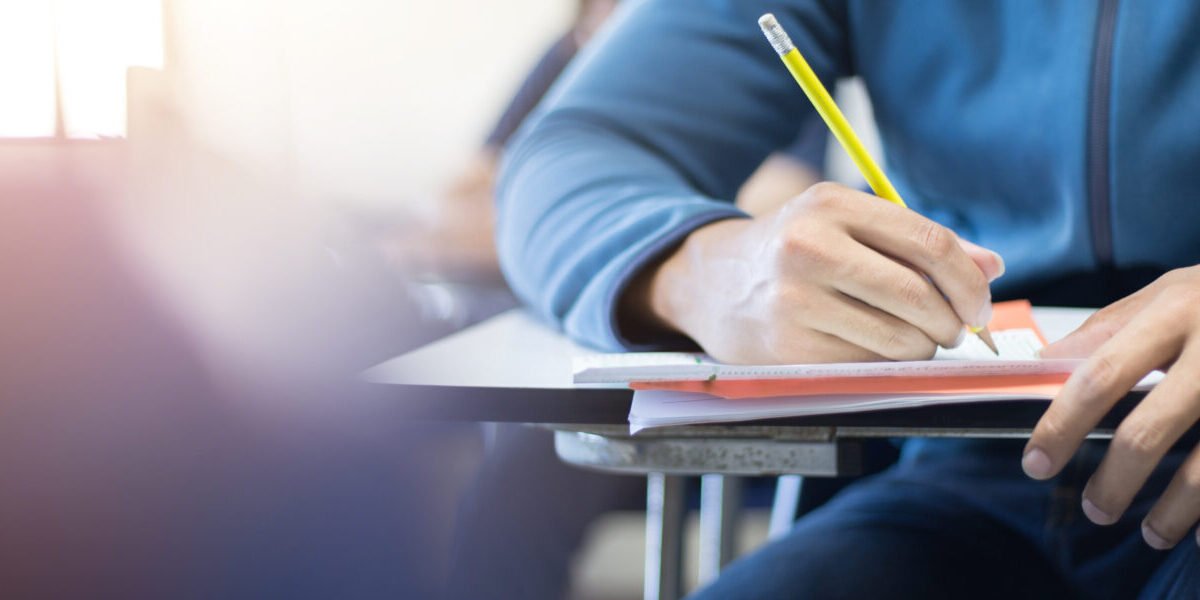 Πανελλήνιες 2024: Περίπου 45.000 υποψήφιοι έγραψαν κάτω από τη βάση σε τουλάχιστον ένα μάθημα!