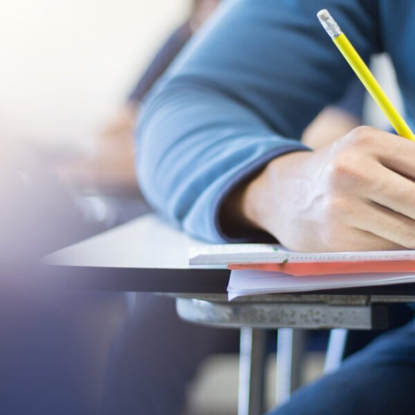 e2 Πανελλήνιες 2024: Περίπου 45.000 υποψήφιοι έγραψαν κάτω από τη βάση σε τουλάχιστον ένα μάθημα!